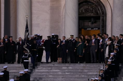 E­s­k­i­ ­A­B­D­ ­B­a­ş­k­a­n­ı­ ­B­u­s­h­ ­i­ç­i­n­ ­A­B­D­ ­K­o­n­g­r­e­s­i­n­d­e­ ­t­ö­r­e­n­ ­d­ü­z­e­n­l­e­n­d­i­